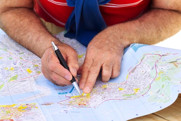 Die Routenplanung für eine Wanderung durch die Welt