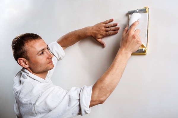 Die Wand zu grundieren ist vor dem tapezieren wichtig, um einen möglichst glatten Untergrund zu erreichen