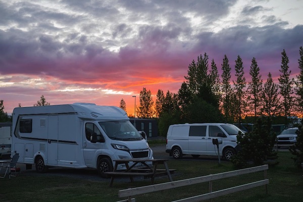 In der Dämmerung ein Wohnmobil anschauen