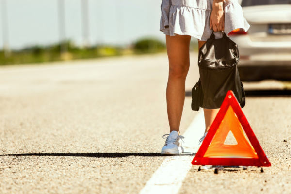 Warndreieck aufstellen nach eine Panne oder Unfall am Autobahn
