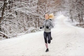 Spazieren oder Laufen im Winter