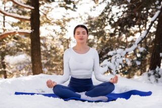 Meditation oder Yoga hilft gegen Winterblues