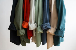 Basics und Akzentstücke: Die perfekte Balance für eine vielseitige Capsule Wardrobe