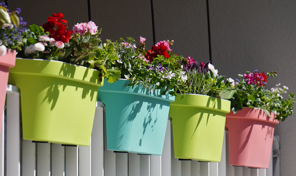 Erde und Behälter für den Balkon-Garten