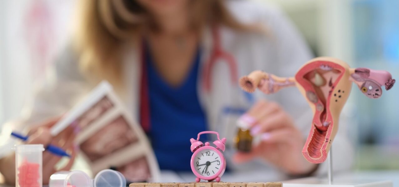 Menopause im Alltag: Hitzewallungen, HRT-Optionen & Mythencheck