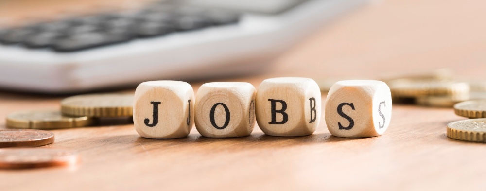 Verschiedene Jobbörsen und Karriereplattformen nutzen