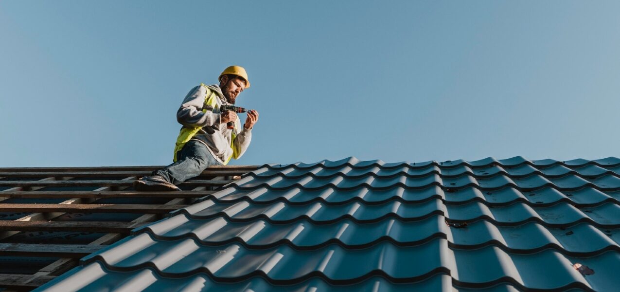 Dachziegel austauschen: Wann nötig, DIY-Grenze, Kosten
