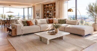 Varianten des modularen Sofas: geradlinig, L-förmig, halbinselförmig, U-förmig, mit Ablage und Hocker